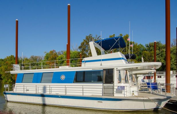 Pluckebaum Houseboat - main image
