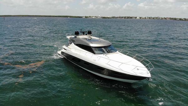 Riviera 6000 Sport Yacht Platinum image