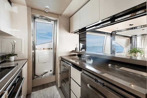 Azimut 80 Flybridge image