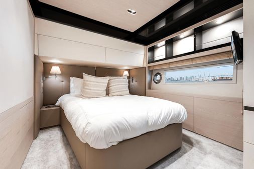 Azimut 80 Flybridge image