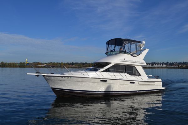 Bayliner 3388 Command Bridge Motoryacht - main image