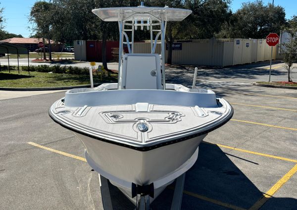 Whitewater 25 Center Console image