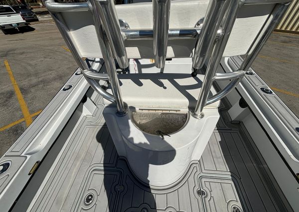 Whitewater 25 Center Console image