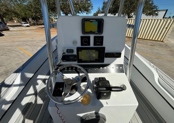 Whitewater 25 Center Console image