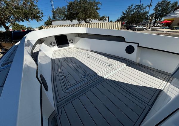 Whitewater 25 Center Console image