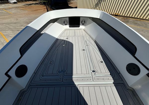 Whitewater 25 Center Console image