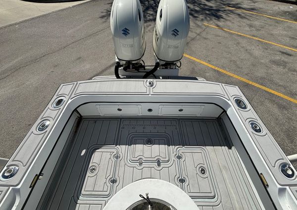 Whitewater 25 Center Console image