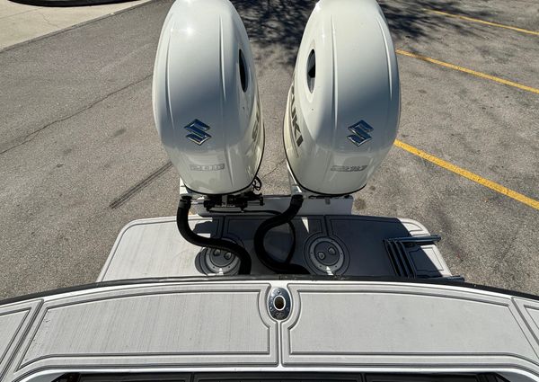 Whitewater 25 Center Console image