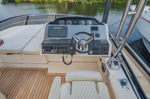 Sea Ray 510 Fly image