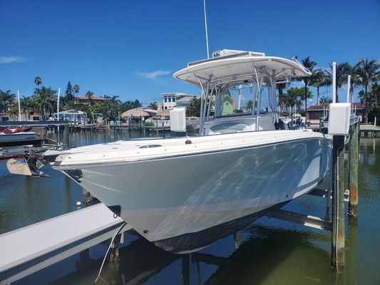 Robalo 30-CENTER-CONSOLE-R300 - main image