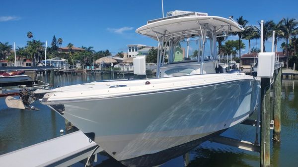 Robalo 30 Center Console R300