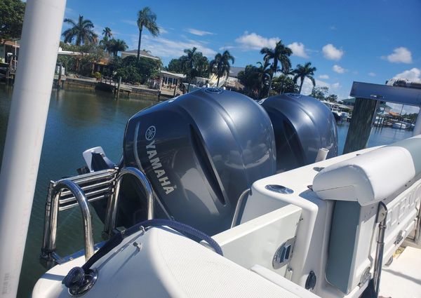 Robalo 30-CENTER-CONSOLE-R300 image