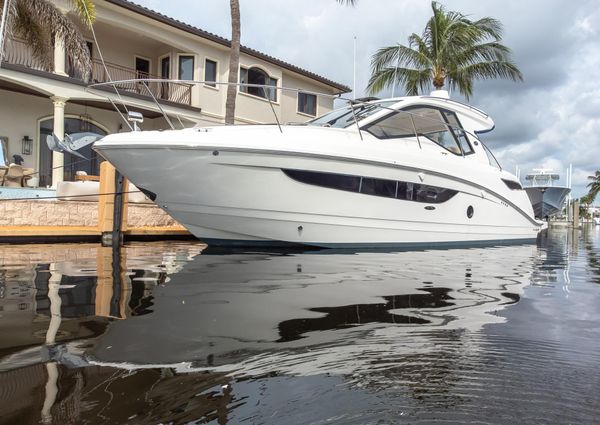 Sea Ray Sundancer 350 Coupe image