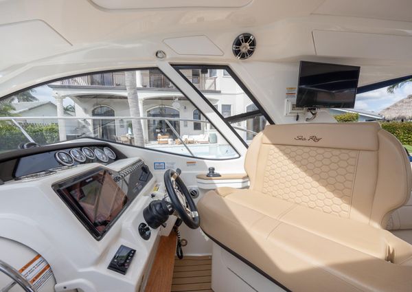 Sea Ray Sundancer 350 Coupe image