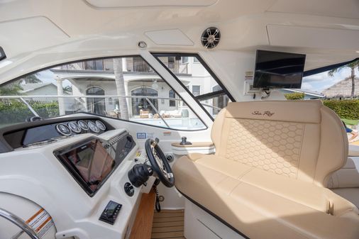 Sea Ray Sundancer 350 Coupe image