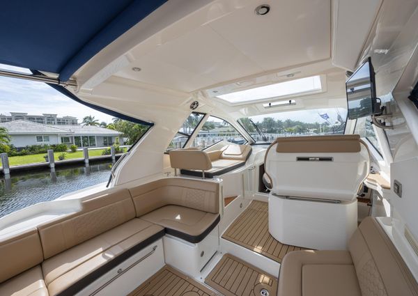 Sea Ray Sundancer 350 Coupe image