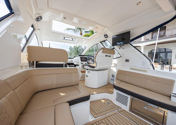 Sea Ray Sundancer 350 Coupe image