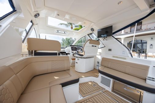 Sea Ray Sundancer 350 Coupe image