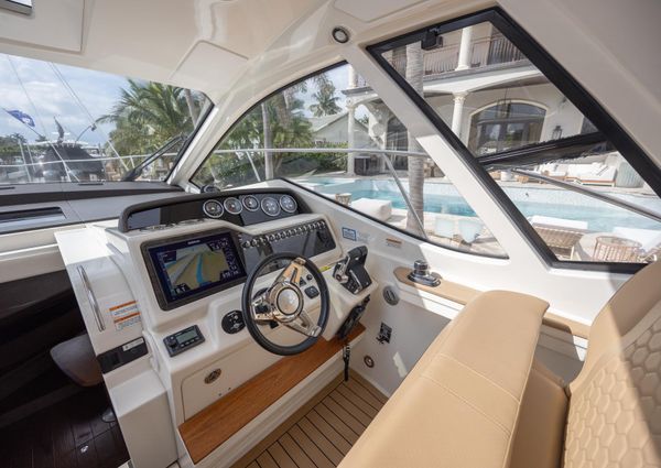 Sea Ray Sundancer 350 Coupe image