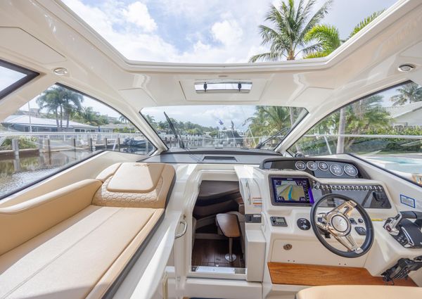 Sea Ray Sundancer 350 Coupe image