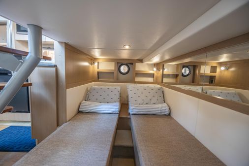 Sea Ray Sundancer 350 Coupe image