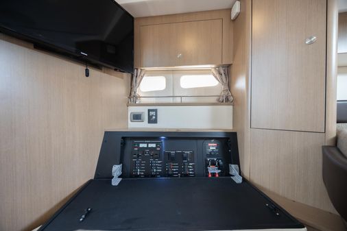 Sea Ray Sundancer 350 Coupe image