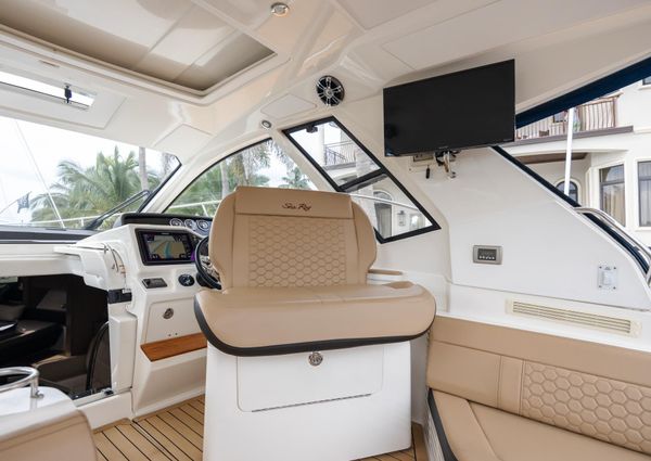 Sea Ray Sundancer 350 Coupe image