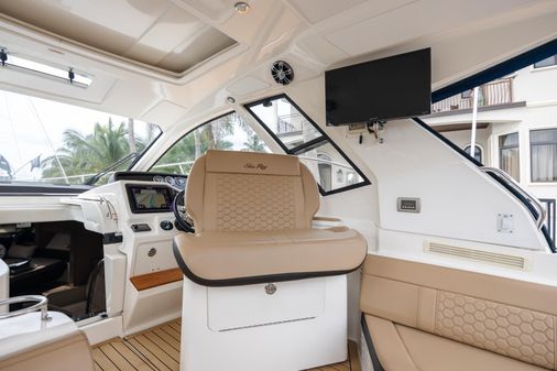 Sea Ray Sundancer 350 Coupe image