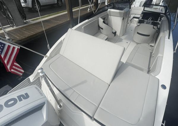 Sea Ray SPX 230 Outboard image