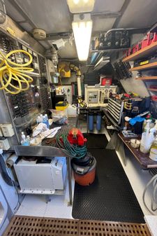 Burger Raised Pilothouse image
