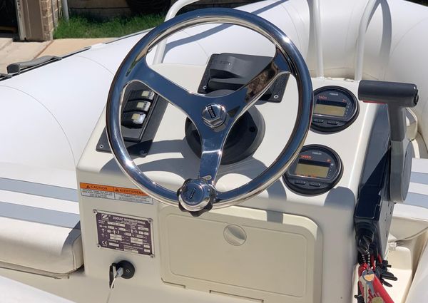 Zodiac Yachtline 420 Deluxe image