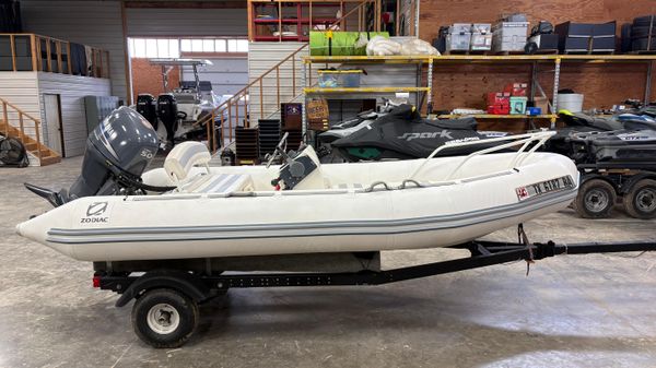 Zodiac Yachtline 420 Deluxe image