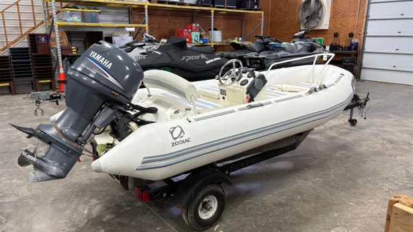 Zodiac Yachtline 420 Deluxe image