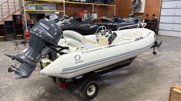 Zodiac Yachtline 420 Deluxe image