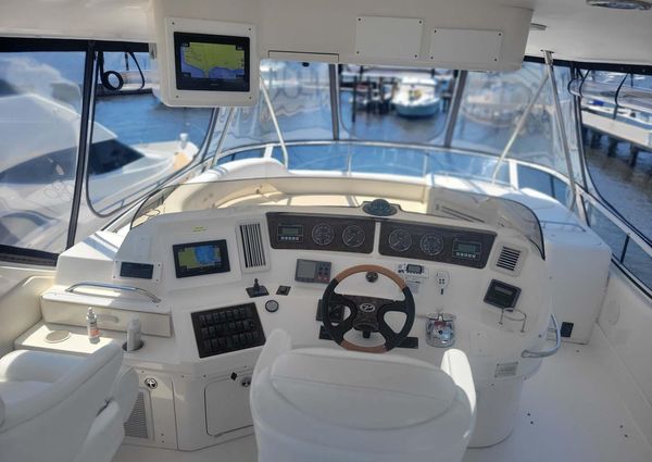 Sea Ray 560 Sedan Bridge image