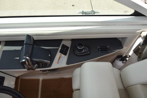 Boston Whaler 320 Vantage image