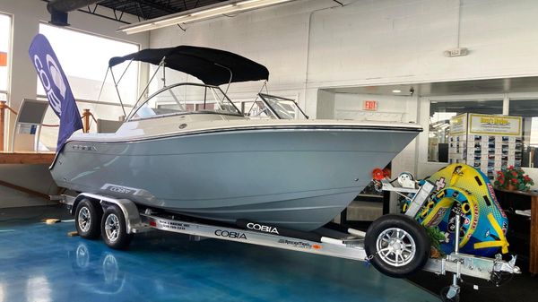 Cobia 220 Dual Console 