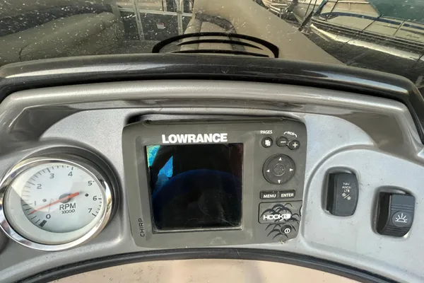 Sun-tracker PARTY-BARGE-24-DLX image