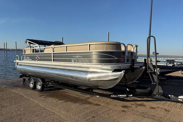 Sun-tracker PARTY-BARGE-24-DLX image