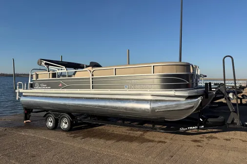 Sun Tracker Party Barge 24 DLX image