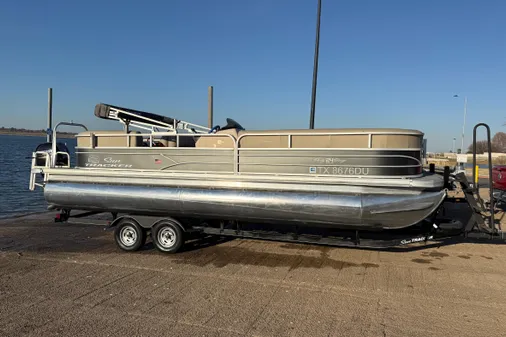 Sun Tracker Party Barge 24 DLX image