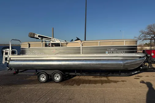 Sun Tracker Party Barge 24 DLX image