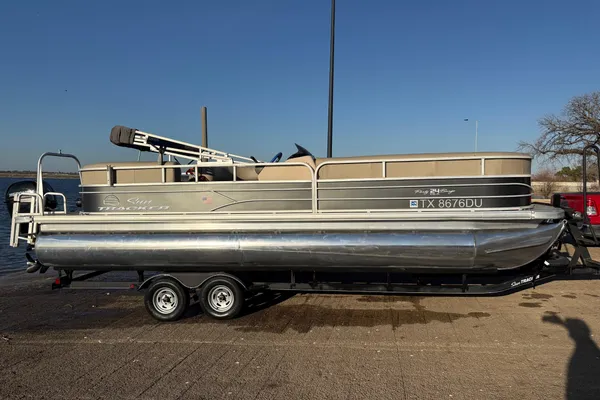 Sun-tracker PARTY-BARGE-24-DLX image