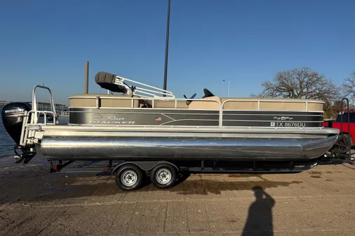 Sun Tracker Party Barge 24 DLX image