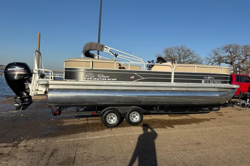 Sun Tracker Party Barge 24 DLX image