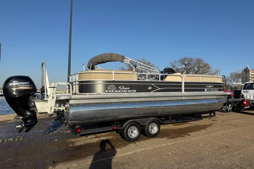 Sun Tracker Party Barge 24 DLX image