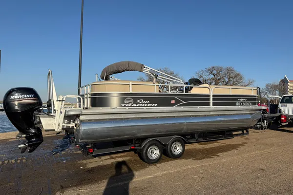 Sun-tracker PARTY-BARGE-24-DLX image