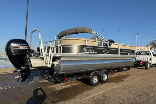 Sun Tracker Party Barge 24 DLX image