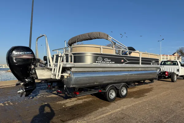 Sun-tracker PARTY-BARGE-24-DLX image