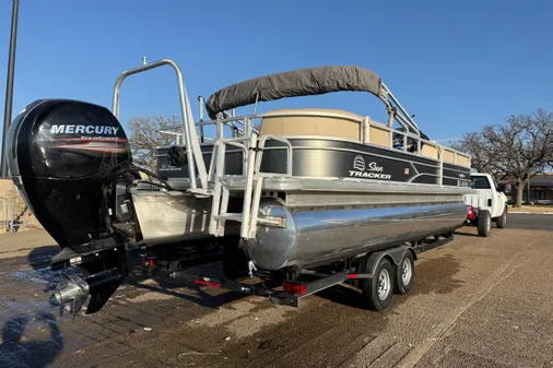 Sun Tracker Party Barge 24 DLX image